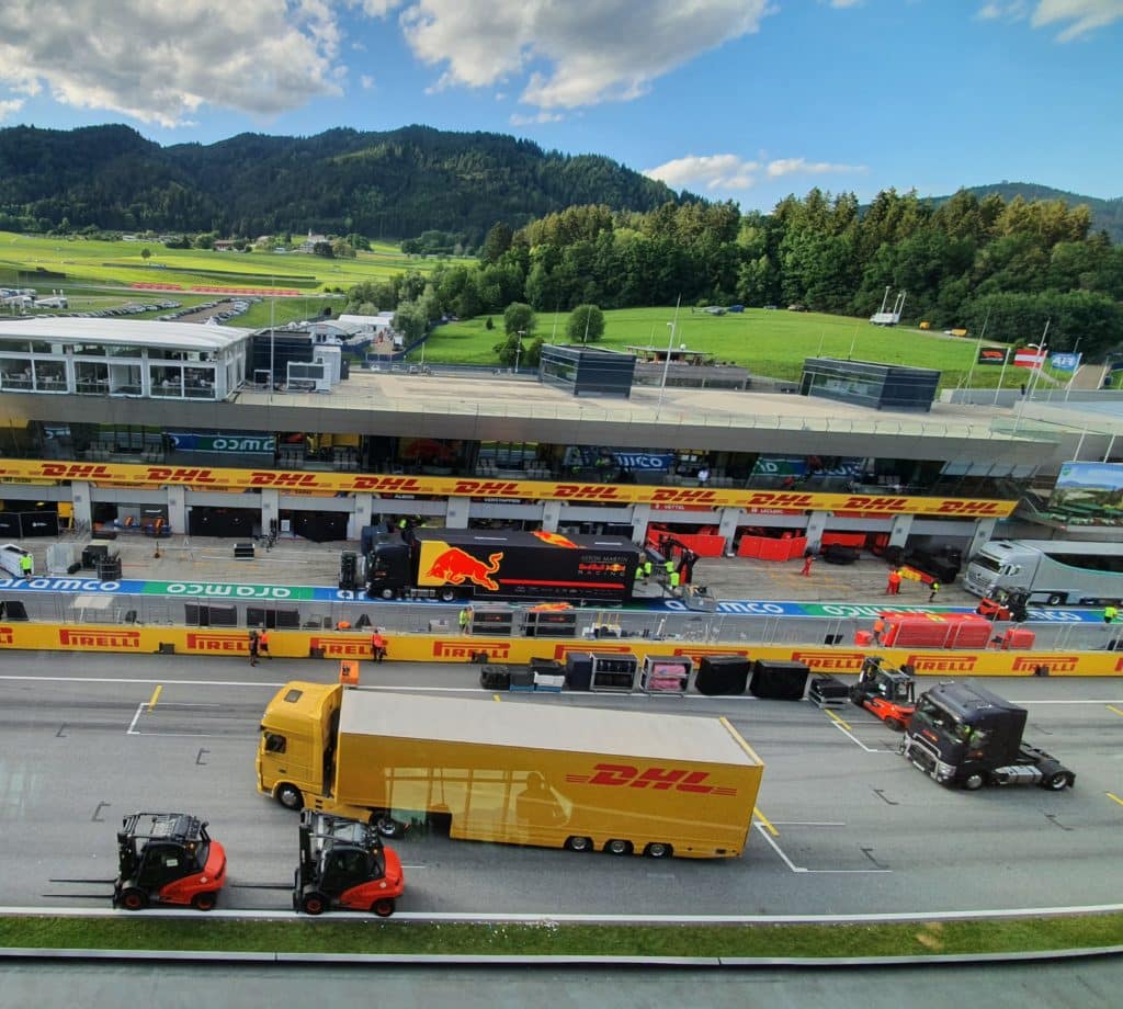 Formule 1-logistiek met gele DHL-truck