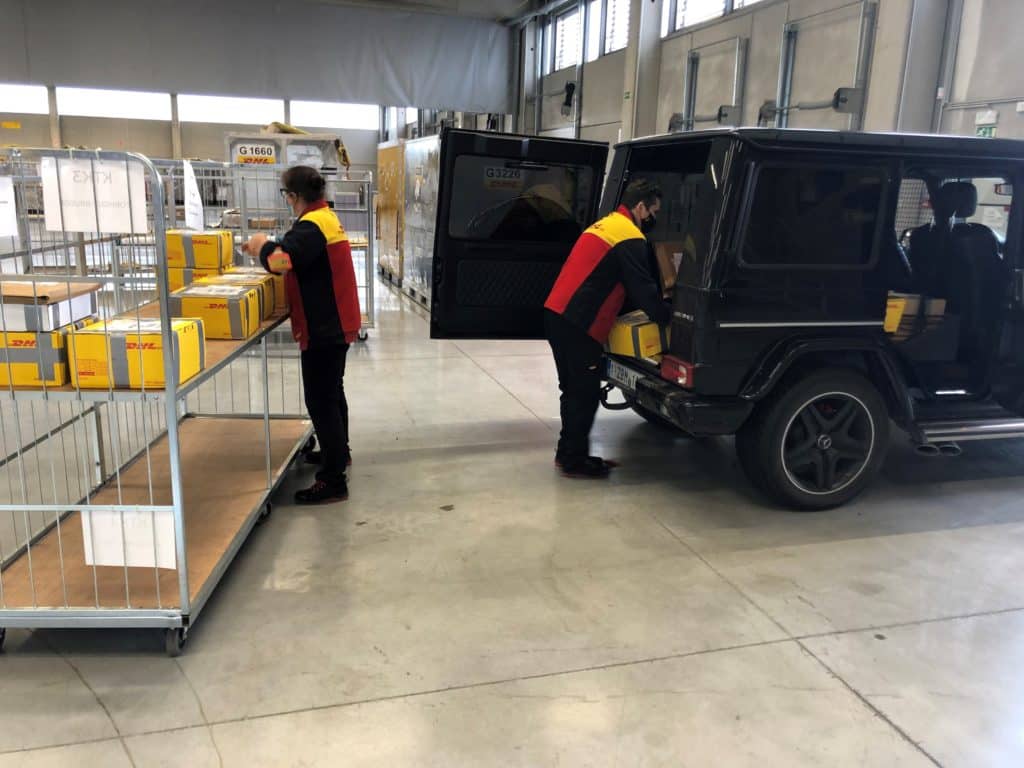 Uitpakken van de pakketten bij DHL Roeselare