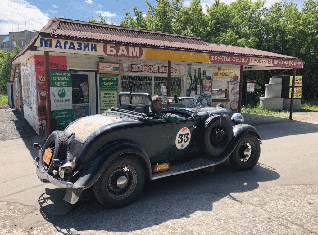 Belgian dodge brothers aan tankstation met oldtimer Polly tijdens de rally van Peking naar Parijs