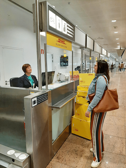 twee vrouwen die communiceren aan het DHL Express Service Point bij Brussels Airport